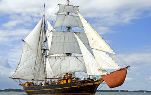 De biologische rum van Tres Hombres wordt duurzaam getransporteerd per zeilboot. 