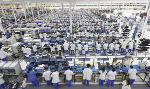Een grote electronica fabriek: wordt daar alles wel eerlijk geproduceerd?