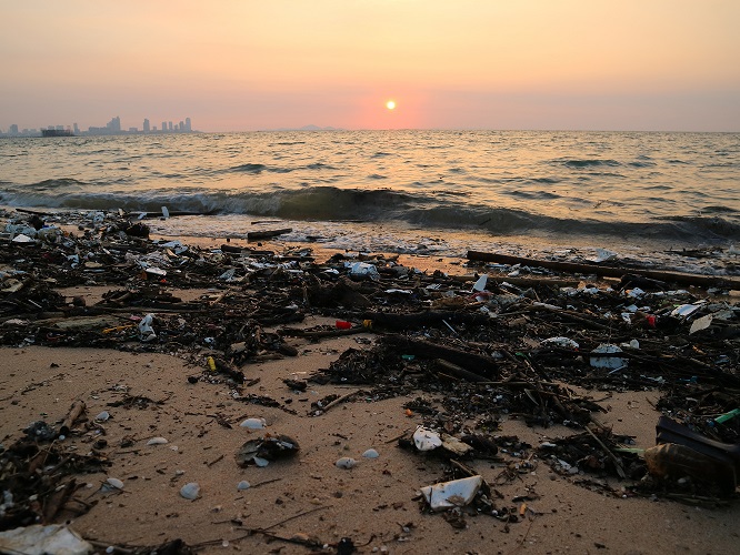 Plastic afval op het strand. Deodorant rollers zijn ook lastig te recyclen.

