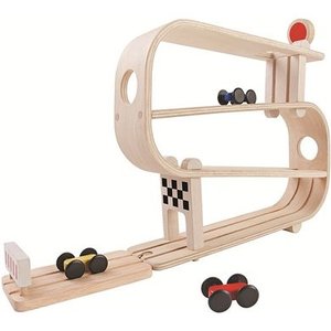 Duurzame houten racebaan van resthout en rubber gemaakt.