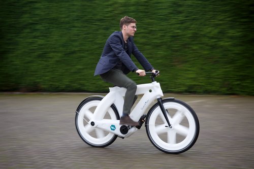 man fietst op een dutchfiets.