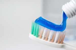 Tandpasta op een tandenborstel.